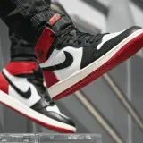 Schwarze Zehen auf roten Sohlen. Air Jordan 1 High OG "Black Toe" Sneaker, bereit für den nächsten Schritt.
