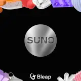 Bunte 3D-Formen umrahmen das "SUNO AI"-Logo.
