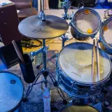 Ein Schlagzeugaufbau mit Sticks, Becken und Trommeln. Bereit für den nächsten Beat.