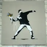 Ein Mann wirft Blumen statt eines Molotowcocktails. Das ist typisch für Banksy, der mit seiner Kunst zum Nachdenken anregt.
