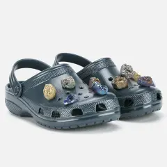 Dunkelblaue Crocs mit glitzernden Kristallen und Geoden, die sie zu den teuersten Crocs der Welt machen.