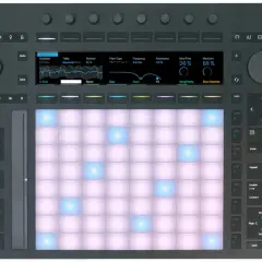 Ableton Push 3 Standalone: Ein Musikproduktions-Controller mit leuchtenden Pads und einem Display, das Synthesizer-Parameter anzeigt.
