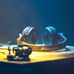 Kopfhörer auf einem Plattenspieler, bereit für House Music.