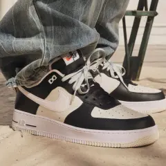 Nike Air Force 1 in Schwarz-Weiß. Die Frage, wie fallen Nike Air Force 1 aus, wird hier durch den lässigen Look mit Jeans beantwortet.