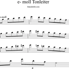 Notenbeispiel zeigt die natürliche, harmonisch und melodisch e-Moll Tonleiter. Die harmonisch Moll-Variante hebt sich durch den erhöhten Leitton hervor.