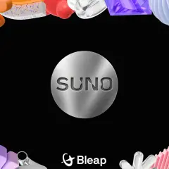 Bunte 3D-Formen umrahmen das "SUNO AI"-Logo.