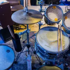 Ein Schlagzeugaufbau mit Sticks, Becken und Trommeln. Bereit für den nächsten Beat.