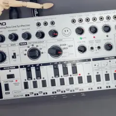 Behringer TD-3 MO, ein modifizierter Analog-Bassline-Synthesizer, bereit für kreative Klänge.