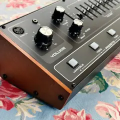 Behringer Toro Synthesizer mit Holzseitenteilen und Reglern für Volume, Tune, Glide und Beat.