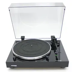 Schwarzer Plattenspieler Thorens TD 202 im Test, mit glänzendem Chassis und transparenter Haube.