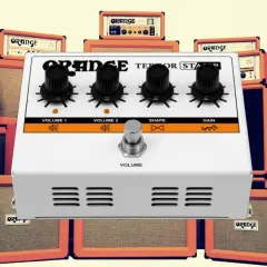 Ein Orange Terror Stamp Pedal steht im Vordergrund, umgeben von vielen Orange Verstärkern.