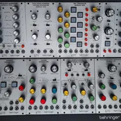 Behringer ARP 2500 Synthesizer-Module: Sequenzer, Oszillatoren, Filter und mehr.