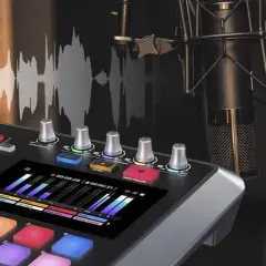 Mann spricht ins Mikrofon, während ein Mischpult für eine live recording bereitsteht. Wellenformen im Hintergrund zeigen den Ton.
