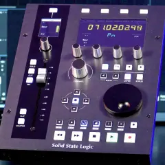 Solid State Logic UC1 Mischpult mit digitalen Fader-Anzeigen und Drehreglern. Im Hintergrund sind DAW-Fenster zu sehen.
