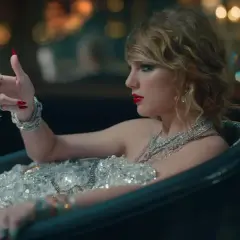Taylor Swift in einem mit Diamanten besetzten Kleid in einer Badewanne, das teuerstes Musikvideo aller Zeiten.