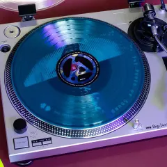 Ein Plattenspieler mit einer blauen Schallplatte. Perfekt für das Schallplatten waschen, um den besten Sound zu genießen.