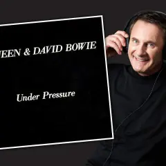 Mann mit Kopfhörern lächelt, neben der Platte "Under Pressure" von Queen & David Bowie.