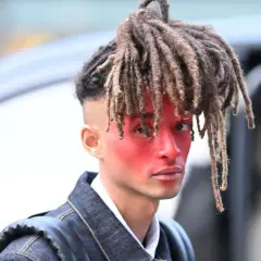 Jaden Smith heute mit roten Wangen und Dreadlocks, bereit für seinen nächsten Auftritt.