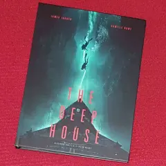 Das Cover von "The Deep House" zeigt Taucher, die in die Tiefe eines unheimlichen Hauses hinabsteigen. Ein spannender Thriller erwartet dich!