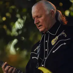 Dick Dale, der Surf-Rock-Pionier, spielt seine goldene E-Gitarre mit Leidenschaft.