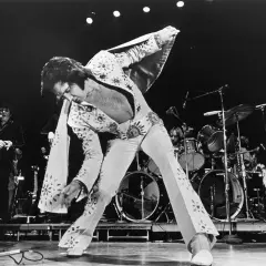 Elvis Presley, einer der erfolgreichsten Musiker aller Zeiten, in einem seiner ikonischen Bühnenoutfits.
