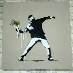 Ein Mann wirft Blumen statt eines Molotowcocktails. Das ist typisch für Banksy, der mit seiner Kunst zum Nachdenken anregt.