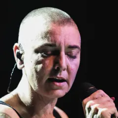 Sinéad O'Connor singt mit geschlossenen Augen, ihre Stimme ist ein Ausdruck von "nothing compares to you bedeutung".