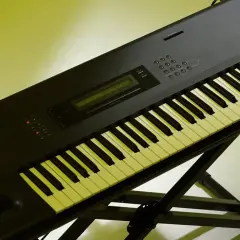 Korg M1 Synthesizer, ein ikonisches Instrument, das auch als Korg M1 VST in der digitalen Musikproduktion beliebt ist.