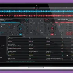 Ein DJ-Setup mit VirtualDJ-Software, bereit für den auto dj-Modus. Wellenformen und Songlisten sind sichtbar.