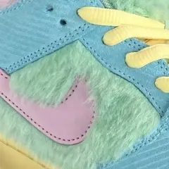 Bunte Nike SB Sneaker mit flauschigen Einsätzen und gelben Schnürsenkeln. Die Bedeutung von Nike SB zeigt sich in diesem einzigartigen Design.