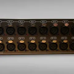 Behringer S16 Stagebox mit 16 XLR-Eingängen, bereit für den Anschluss von Mikrofonen und Instrumenten.