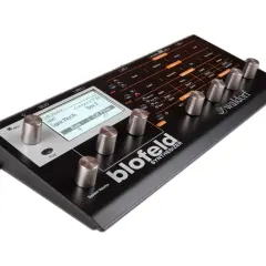 Schwarzer Waldorf Blofeld Synthesizer mit silbernen Reglern und einem beleuchteten Display, bereit für kreative Klangerzeugung.