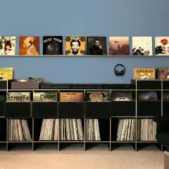 Schallplatten lagern in einem modernen Regal. Viele LPs sind auf dem Regal und in den Fächern aufbewahrt, bereit zum Abspielen.