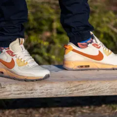 Nike Air Max 90 in Beige und Orange, ein Highlight der Nike Air Max alle Modelle Liste.