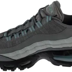 Grauer Nike Air Max 95 Sneaker mit türkisen Akzenten. Die Sohle ist schwarz mit sichtbaren Air-Elementen. Die Frage, wie fallen Air Max 95 aus, wird hier nicht beantwortet.