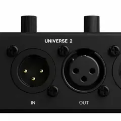 Soundswitch Control One: schwarzes Gerät mit zwei USB-Anschlüssen und vier XLR-Buchsen für Universe 1 und 2.