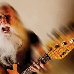 Lee Sklar, mit seinem legendären Bart, brüllt vor Begeisterung, während er auf seinem Yamaha-Bass spielt.
