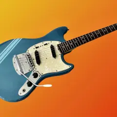 Eine blaue Fender Mustang Gitarre mit weißen Streifen, die aussieht wie die teuerste Gitarre der Welt, vor einem orangen Hintergrund.