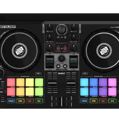 Ein schwarzer DJ-Controller mit zwei Jogwheels und vielen bunten Pads. Der "reloop buddy" ist bereit für den nächsten Beat.