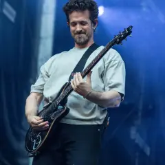 Alex Feder spielt mit Leidenschaft E-Gitarre auf der Bühne.