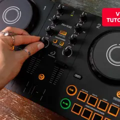 Hand steuert DJ-Controller für coole DJ-Sets. Video-Tutorial erklärt die Funktionen.