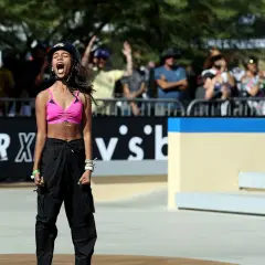 Rayssa Leal jubelt nach einem erfolgreichen Trick, die Menge tobt.