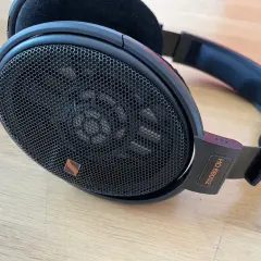 Nahaufnahme der Sennheiser HD 660S2 Kopfhörer auf Holzhintergrund. Ein detaillierter sennheiser hd 660s2 test.
