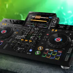 Ein Pioneer XDJ-RX3 DJ-Controller mit leuchtenden Pads und einem Touchscreen, bereit für die nächste Party.
