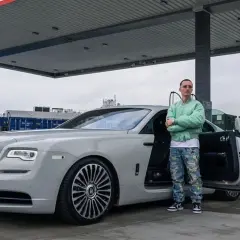 Justin Fuchs mit seinem Rolls-Royce, bereit, den Peso zu verdienen.