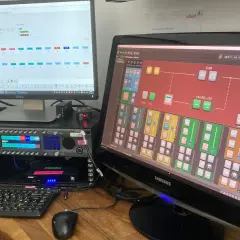 Ein gig performer steuert mit zwei Monitoren und einem Rack-Mixer die Audioübertragung.