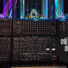 Eine beeindruckende Sammlung von Vintage-Synthesizern im **Synthesizer Museum** Berlin, umgeben von opulenten Kerzenleuchtern und prunkvoller Dekoration.