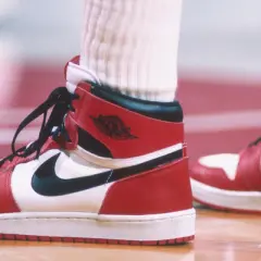 Der erste Air Jordan in Rot und Weiß, ein ikonischer Basketballschuh, der Geschichte schrieb.