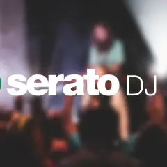 Serato DJ Lite Logo vor einer verschwommenen Menge.
