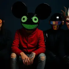 Vier DJs mit Masken: einer mit leuchtenden Augen, ein anderer mit Maus-Maske, ein dritter mit Daft Punk-Helm und ein vierter mit venezianischer Maske.
